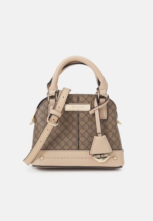 Mała brązowa designerska torebka z beżowymi uchwytami i paskiem, złotymi okuciami oraz wzorzystym korpusem z plakietką z logo River Island.