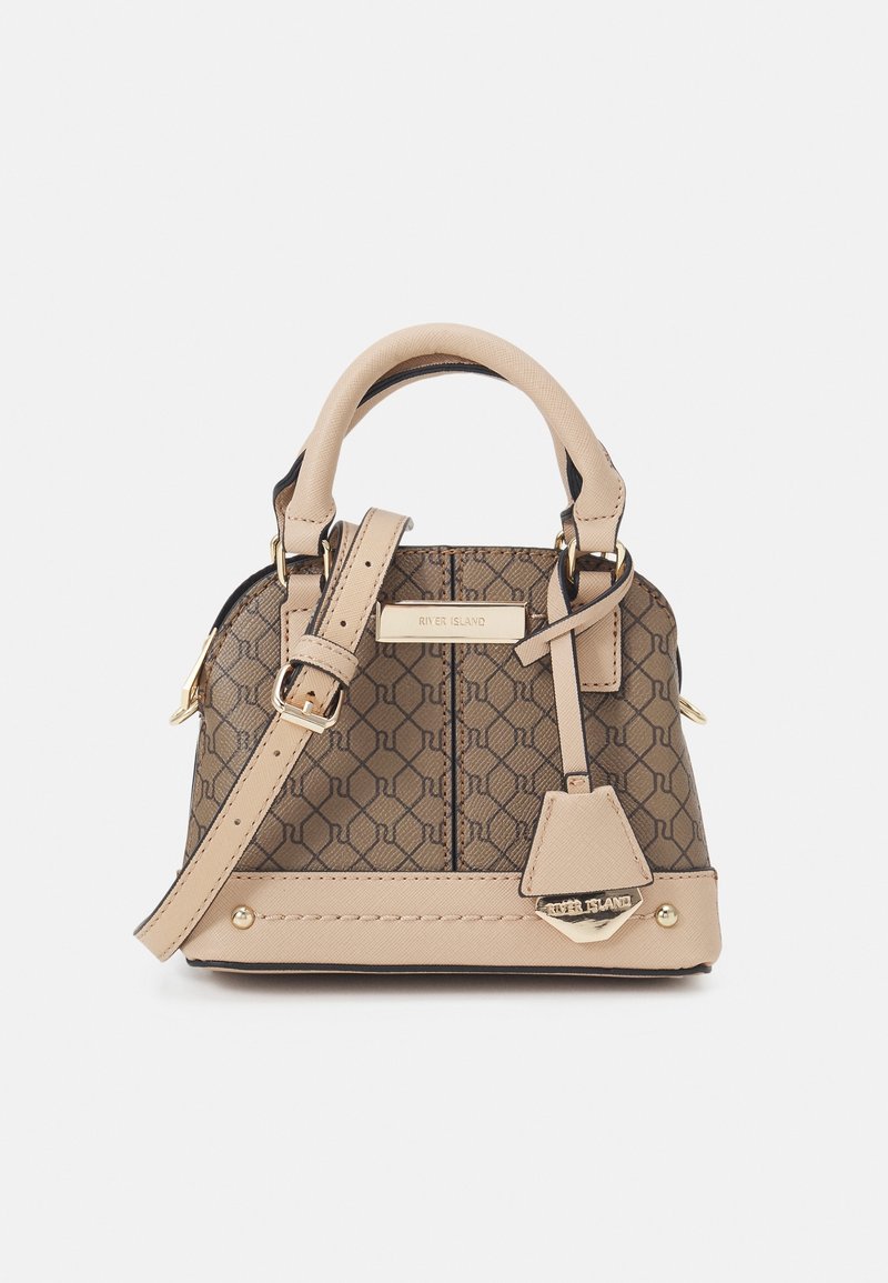 Petit sac à main marron de créateur avec poignées et bandoulière beiges, ferrures dorées et corps à motifs avec plaque logo River Island.