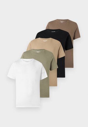 Cinq t-shirts unis à manches courtes avec col rond, en blanc, vert olive, beige, noir et marron, empilés en diagonale sur un fond blanc.