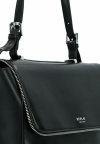 Borsa a spalla in pelle nera con patta e dettagli in zip argentata, dotata di spallacci regolabili e logo accentuato sul davanti.