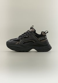 Schwarze Sportschuhe mit Obermaterial aus Mesh und Synthetik, gepolstertem Kragen und Logodetail. Dicke Gummisohle mit strukturiertem Profil.