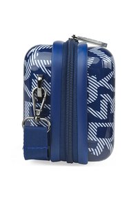Funda de viaje rígida en azul marino con un patrón geométrico blanco. Incluye un doble cierre y un clip metálico para su sujeción. Superficie texturizada.