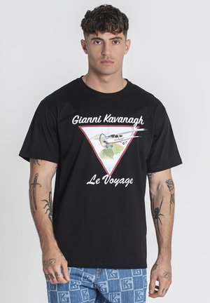 Schwarzes Baumwoll-T-Shirt mit einem bunten Grafikdesign, das ein Flugzeug in einem Dreieck zeigt, sowie dem Text "Gianni Kavanagh Le Voyage."