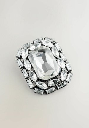 Strassbrosche mit einem großen rechteckigen Kristall in der Mitte, umgeben von Marquise- und Baguette-förmigen Steinen in einer Metallfassung.