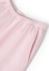 Tissu rose clair avec une texture lisse, doté d'une taille élastique et de détails froncés au bord supérieur.