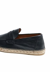 Schwarzer Lederloafer mit juteumwickelter Sohle und Penny-Riemen, mit detaillierten Nähten und einem glatten, cognacfarbenen Innenfutter.