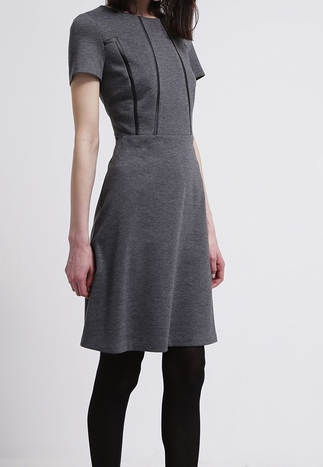 Grå kortärmad klänning i mjukt tyg, med vertikala sömmar på bodice, en figursydd midja och en utsvängd kjol.