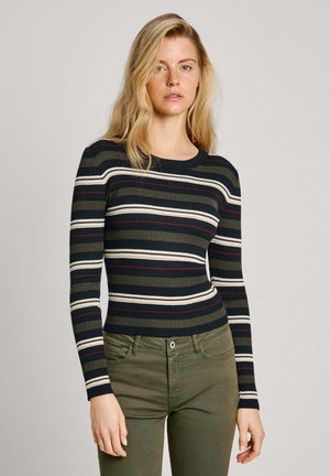 Gestreepte, ribbed lange mouw trui in marineblauw met horizontale strepen in crème en rood. Aansluitend ontwerp, ronde halslijn, zachte textuur. Gecombineerd met olijfgroene broek.