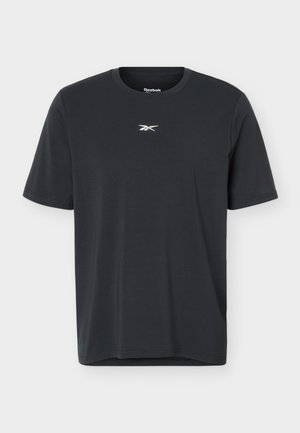 Must värviline lühikeste varrukatega Reeboki T-särk, millel on väike valge logo ümara kaeluse all keskel, üheljäänud taustal.