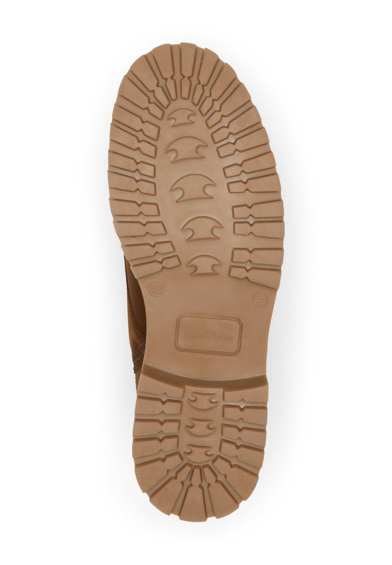 Suela de bota marrón con un patrón de relieve profundo, tamaño 42 marcado y la marca "Marc O'Polo" grabada en el centro.