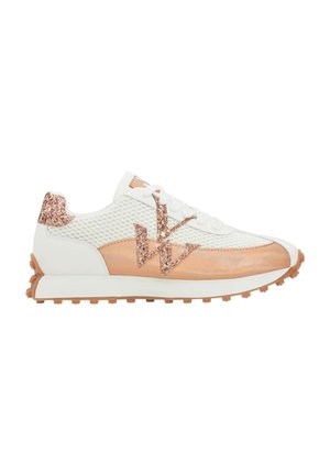Witte en roségouden sport sneakers met een bovenwerk van mesh, glanzende leren accenten en een textuur rubberen zool met gripnoppen.