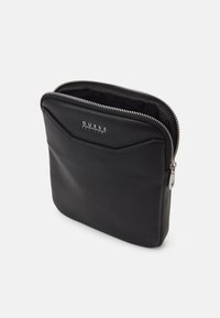 Pouch in pelle sintetica nera con texture liscia, dotata di chiusura con zip superiore e dettaglio logo sul fronte. Design rettangolare semplice.