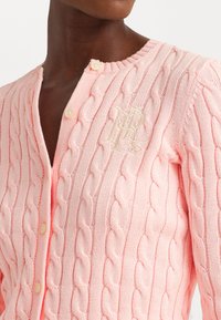 Lauren Ralph Lauren CABLE KNIT COTTON CARDIGAN - Jopica - pink opal