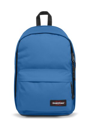 Zaino blu realizzato in tessuto resistente, dotato di un compartimento principale, tasca frontale con zip e dettagli neri con il logo "EASTPAK".