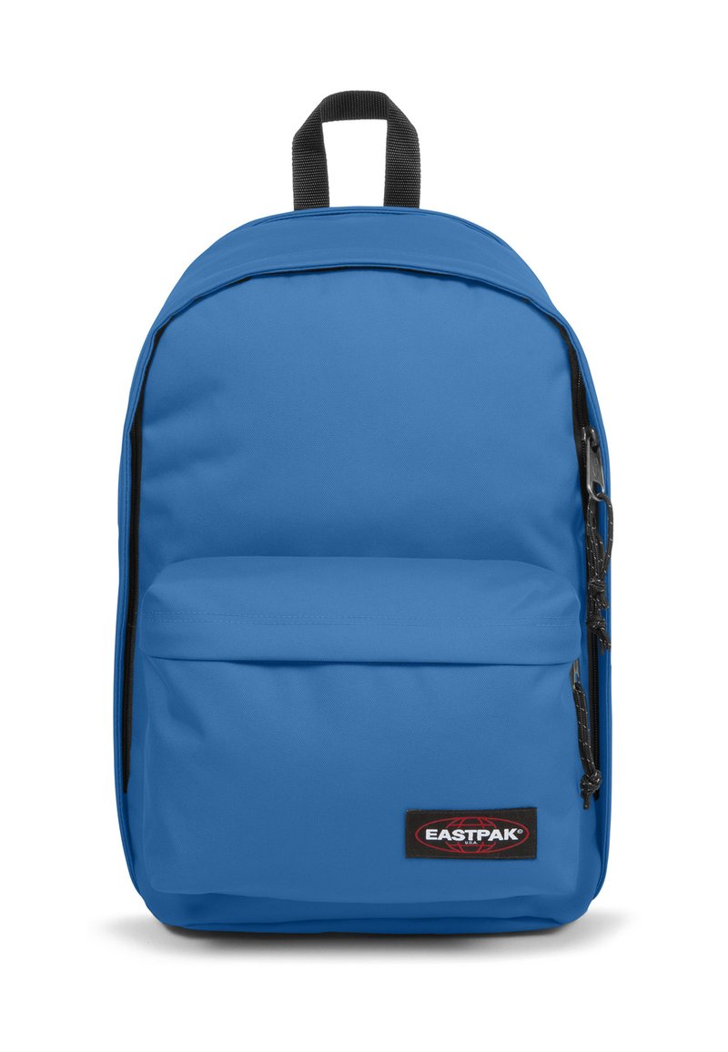 Mochila azul hecha de tela duradera, con un compartimento principal, un bolsillo frontal con cremallera y detalles negros con el logo "EASTPAK".