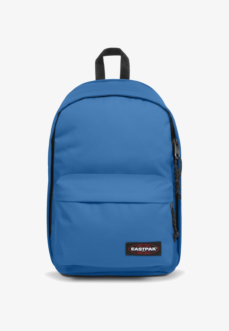 Niebieski plecak wykonany z trwałej tkaniny, z główną komorą, przednią kieszenią na zamek oraz czarnymi akcentami z logo "EASTPAK".