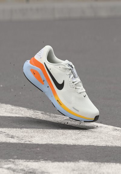 Nike Performance STRUCTURE 26
