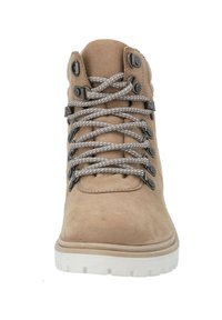 Stivale da hiking in suede tan con lacci grigi texture, occhielli metallici e suola in gomma bianca a contrasto. Design alto per supporto alla caviglia.