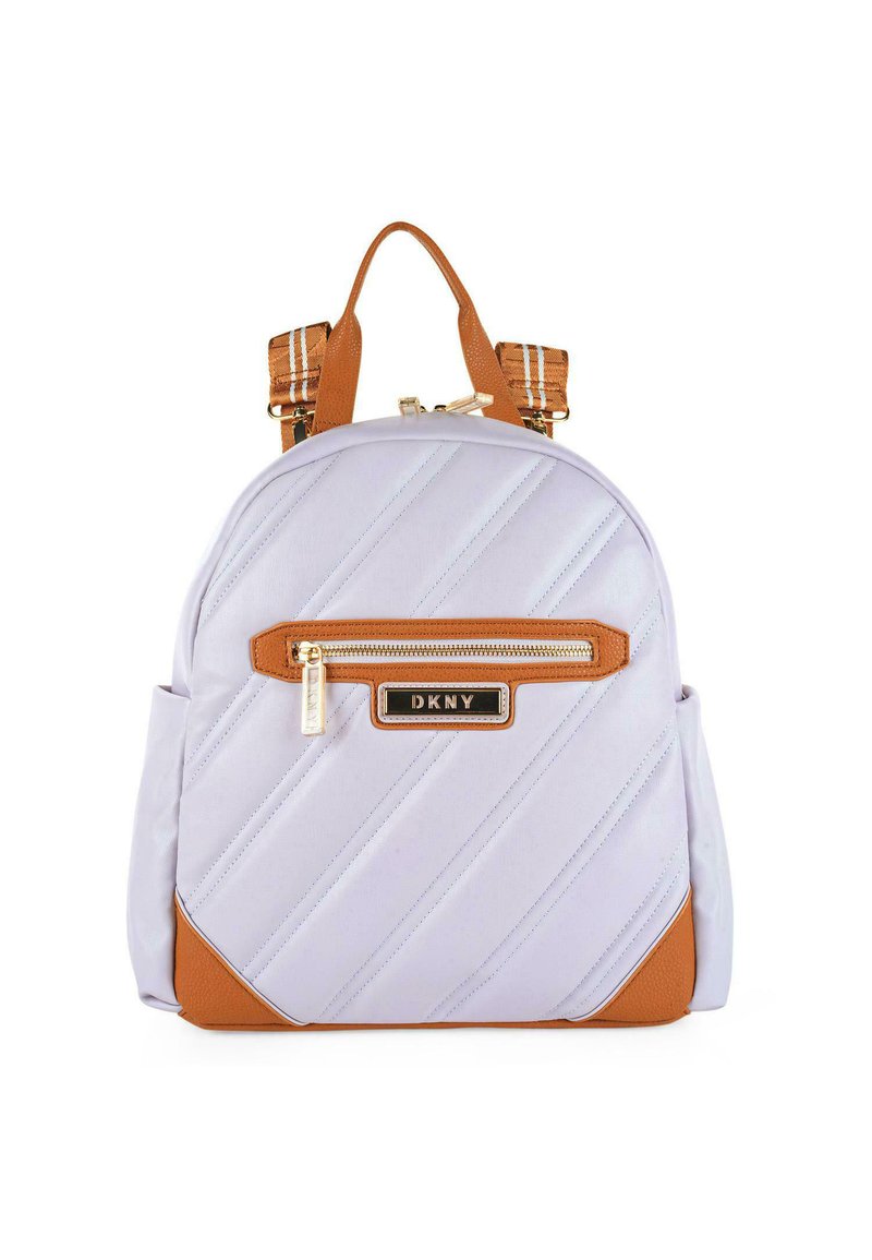 Mochila acolchada de color púrpura claro con detalles en marrón y un bolsillo con cremallera en la parte frontal. Cuenta con correas ajustables con un patrón a rayas. Herrajes dorados.