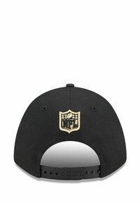 Schwarze Kappe mit einem gestickten NFL-Logo in Gold auf der strukturierten Rückseite, mit Snapback-Verschluss und glatter Stoffoberfläche.
