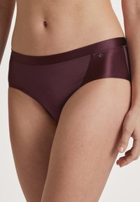 Bordeauxkleurige slipjes van een gladde stof met een semi-matte afwerking, voorzien van een brede band en contrasterende zijpanelen.