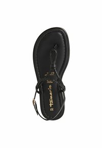 Svart platt sandal med en texturerad övre rem och metalliska detaljer. Sålen är slät med sömdetaljer och varumärkning.