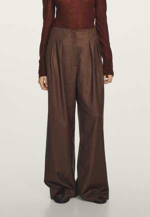 - Spodnie materiałowe