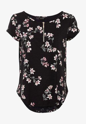 Schwarzes Hemd mit kurzem Arm und einem Muster aus rosa und weißen Blumen. Kombiniert mit dunkelbraunen, enganliegenden Hosen. Glatte Textur.