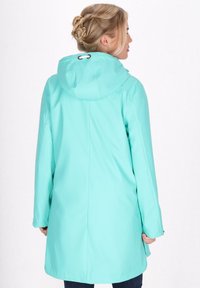 Mentazöld vízálló dzseki kapucnival, sima textúrával, egyenes szabással és állítható zsinórral a nyakrészen.