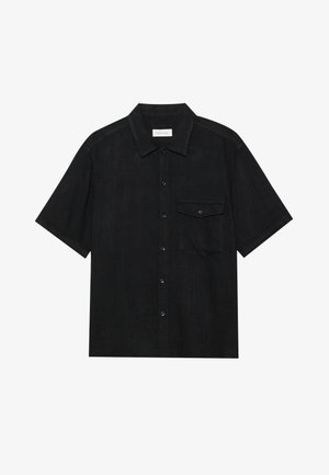 Chemise noire à manches courtes en tissu texturé, avec un devant à boutons, une poche poitrine unique et un col classique.