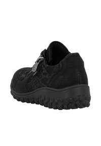 Czarne buty wsuwane z teksturowaną cholewką w geometryczny wzór, z zamkiem błyskawicznym i grubą, wytrzymałą podeszwą zapewniającą przyczepność.