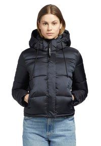 Giacca imbottita con cappuccio realizzata in tessuto nero lucido, con chiusura a zip e cordoncino. Presenta due tasche frontali e un design trapuntato.