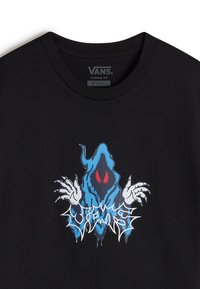 Camiseta de algodón negra con una figura encapuchada azul, ojos rojos y manos blancas, acompañada de texto estilizado en blanco en la parte inferior.
