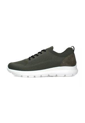 Scarpa sportiva verde con tomaia in maglia traspirante, lacci neri, pannelli laterali testurizzati e suola bianca e ammortizzata. Dettaglio in suede sul tallone.