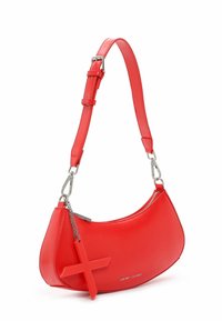 Borsa a mano in pelle rossa con forma curva, chiusura con zip, tracolla regolabile e catena decorativa con un accento a forma di croce.