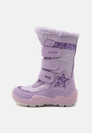 Botte d'hiver violette pour enfant avec trois bandes Velcro, accents pailletés, bordure en fausse fourrure et une décoration étoile sur le côté.