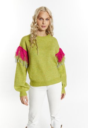 Pulover tricotat de culoare verde lime strălucitor, cu accente franjurate de culoare roz și gri pe mâneci. Manșete și tiv ribbate, croială lejeră.