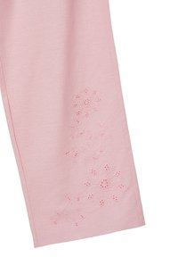 Pantalons rose clair avec broderies florales en fil rose plus foncé sur le côté. Fabriqués en tissu doux avec une texture lisse.