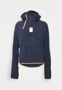 Giacca lunga blu navy a maniche lunghe con cappuccio, motivo astratto sottile a linee, chiusura frontale con zip e rifiniture arancioni su zip, polsini e orlo.