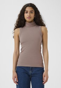 Top senza maniche in tessuto rib rib taupe, caratterizzato da una silhouette aderente e una sottile texture, abbinato a jeans blu a vita alta.