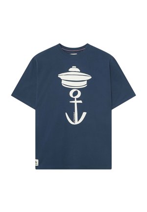Camiseta de manga corta azul marino con un gran gráfico blanco de ancla y boya centrado en la parte frontal, etiqueta de logo pequeña en el dobladillo.