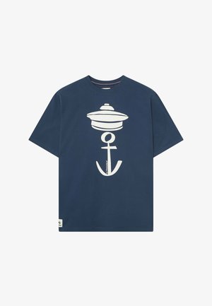 Camiseta de manga corta azul marino con un gran gráfico blanco de ancla y boya centrado en la parte frontal, etiqueta de logo pequeña en el dobladillo.