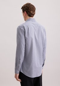 Camicia a maniche lunghe a quadri in cotone blu navy e bianco. Presenta un colletto classico, polsini con bottoni e un orlo curvo.