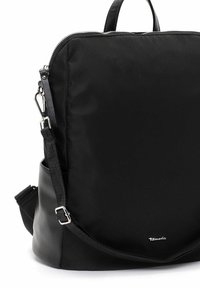 Bolso sintético negro con un acabado texturizado. Presenta un cierre de cremallera, correa ajustable y acento del logo en la base. Diseño suave y estructurado.