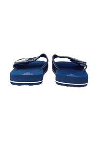 Infradito blu navy con suola spessa, un plantare testurizzato e una striscia di accento bianca. Presentano una cinghia nera con dettaglio del logo.