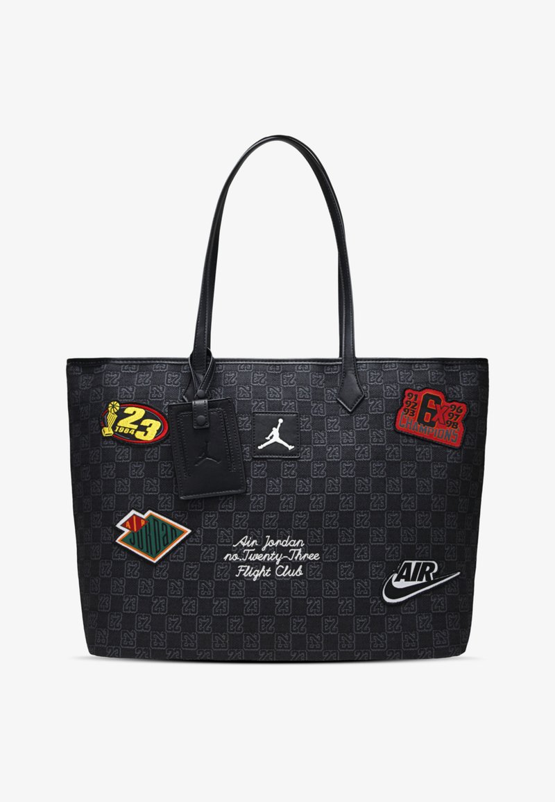 Zwarte draagtas met een gegolfde textuur. Het bevat verschillende patches en ontwerpen, zoals logo's, tekst en kleuraccenten.