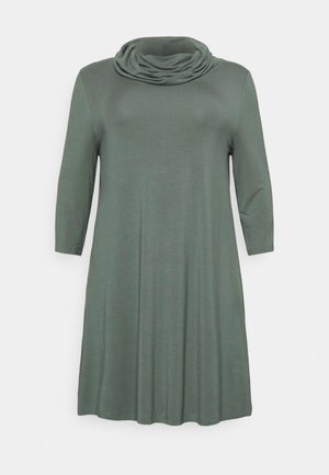 Robe trapèze vert olive doux avec manches 3/4 et col bénitier ample et drapé.