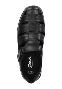Zwarte leren schoen met een geweven ontwerp op de bovenkant, verstelbare strap, gevoerde binnenkant en ronde neus. Merkennaam zichtbaar aan de binnenkant.