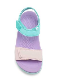 Sandal in viola e verde menta con una cinghia in velcro, suola testurizzata e tomaia in sintetico liscio, con una cinturino rosa a contrasto.