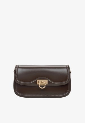 Hnědá kožená kabelka se strukturovaným tvarem, zlatými akcenty a zakřiveným uzávěrem. Obsahuje dekorativní švy podél okrajů.